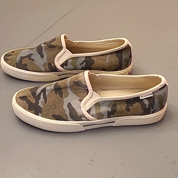 Groove Women's 7 Camo Slip-on Sneakers - Picture 2 of 14